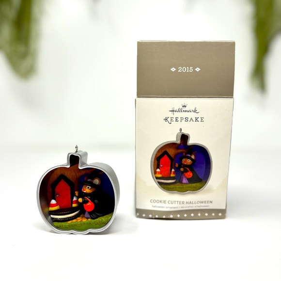 HALLMARK Keepsake Collectible Halloween Cookie Cutter Ornament 2015 - Picture 1 of 5